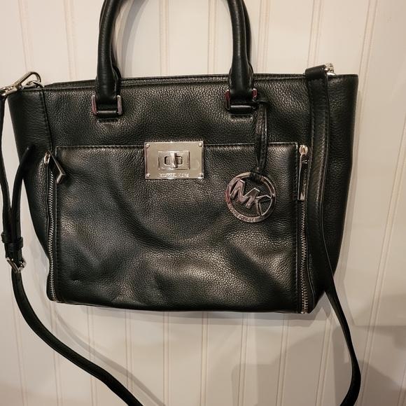💥💥💥SALE💥💥💥Michael Kors Sloan Black Leather Tote w/Silver hardware. - Picture 3 of 7